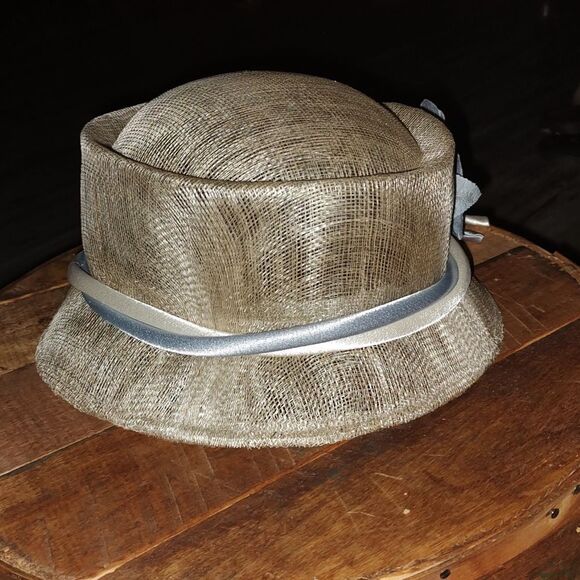 Vintage Ivory wedding party hat with blue and ivory flowers Canadian made - Picture 4 of 7